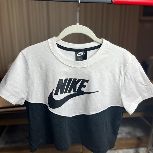 NIKE - Black and White Crop Size: S - Picture 1 of 2